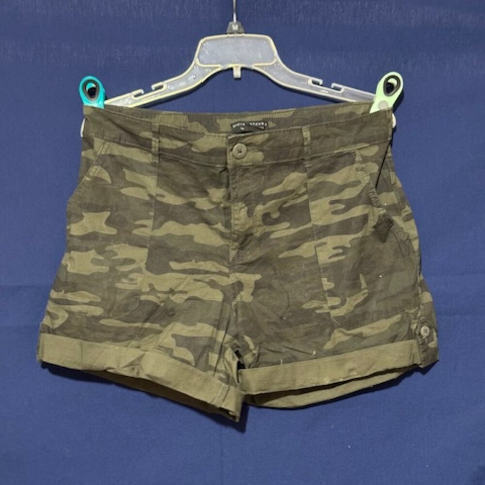 Social Stand by Sanctuary Green Camo Shorts, Size L